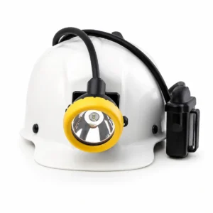 WISDOM KL12M Colombia instalada en casco blanco con batería externa
